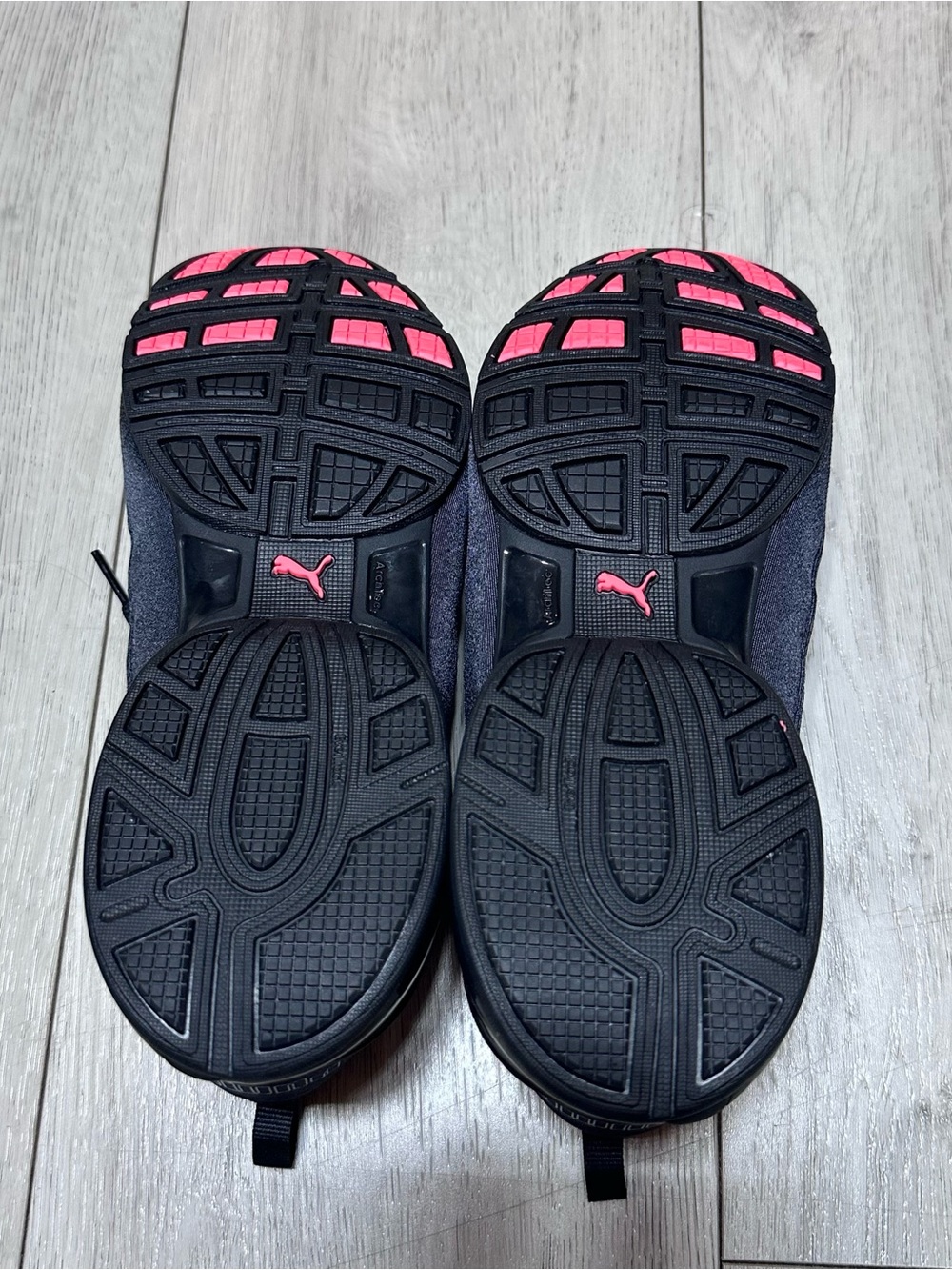 Puma Like NEW Size 8.5 Lightweight athletic gym Sneakers pink black and blue - Picture 3 of 5